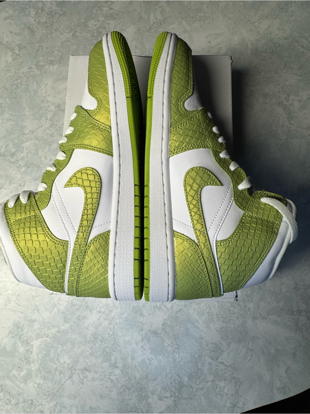 Jordan 1 Mid - Green Python - Picture 4 of 6